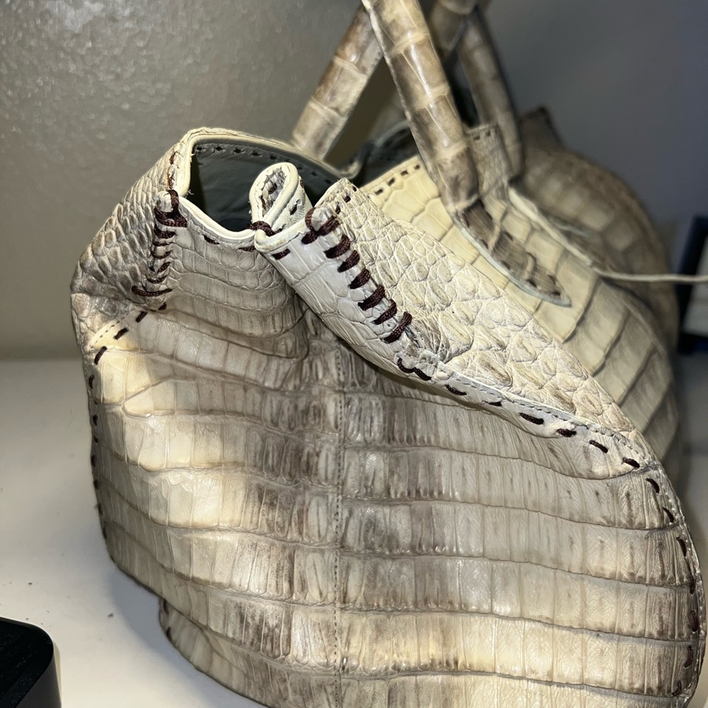 Elegant Cream Crocodile-Embossed Women's Bag - Picture 4 of 9